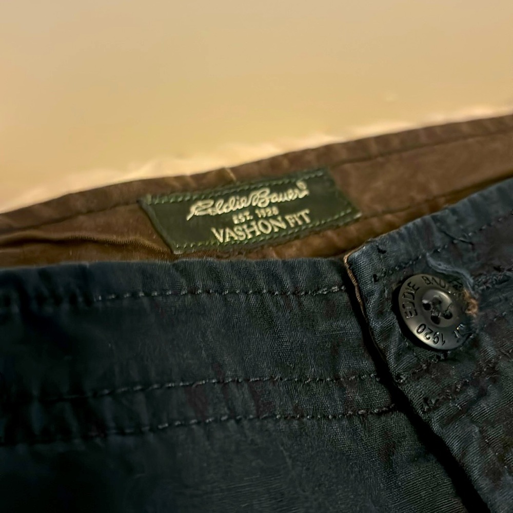 Black cotton Eddie Bauer capris.